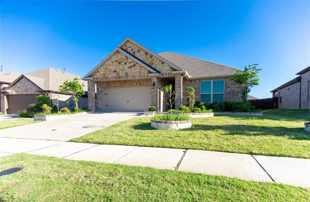 a front view of house with yard