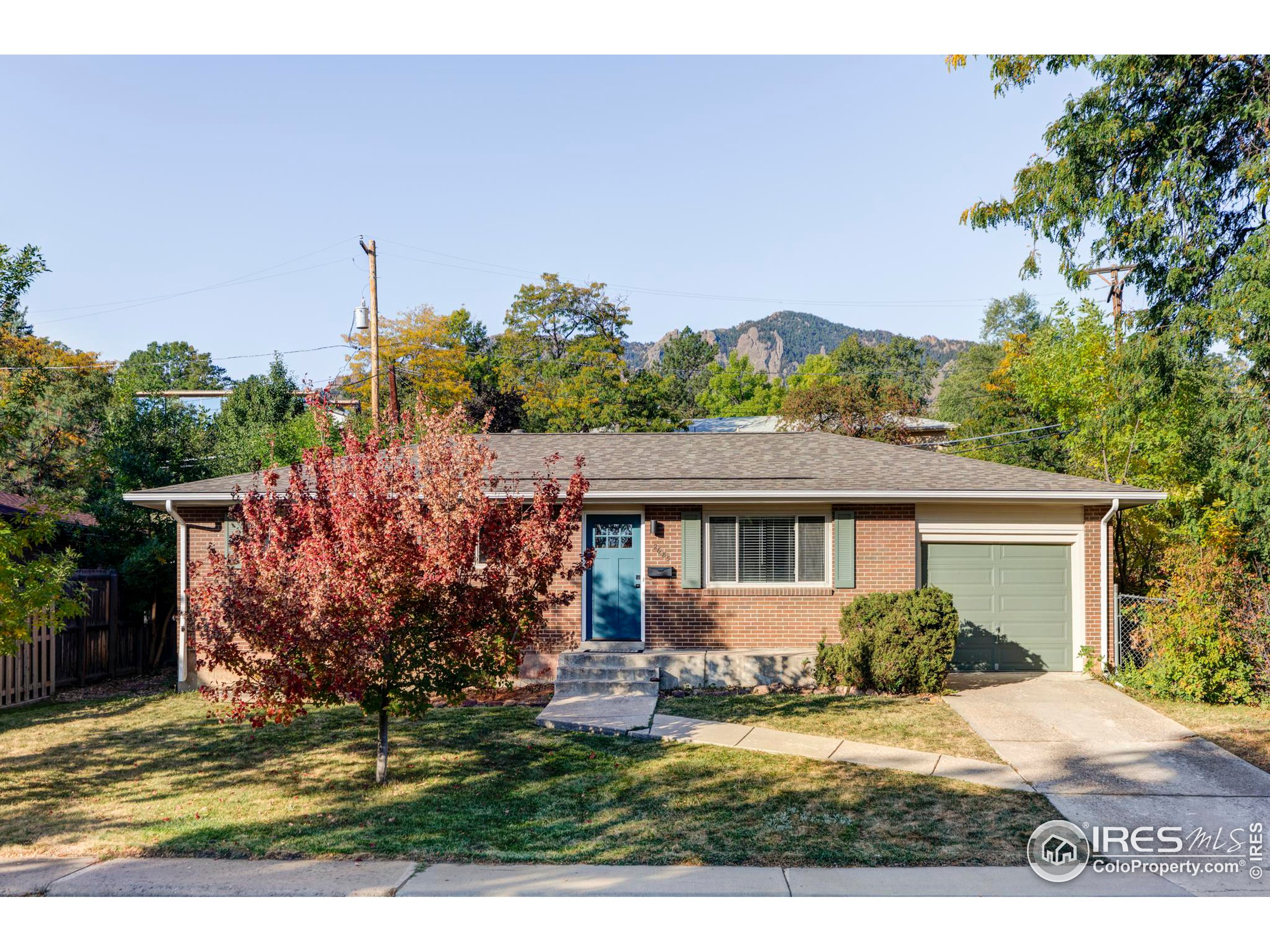 a view front of house with a yard