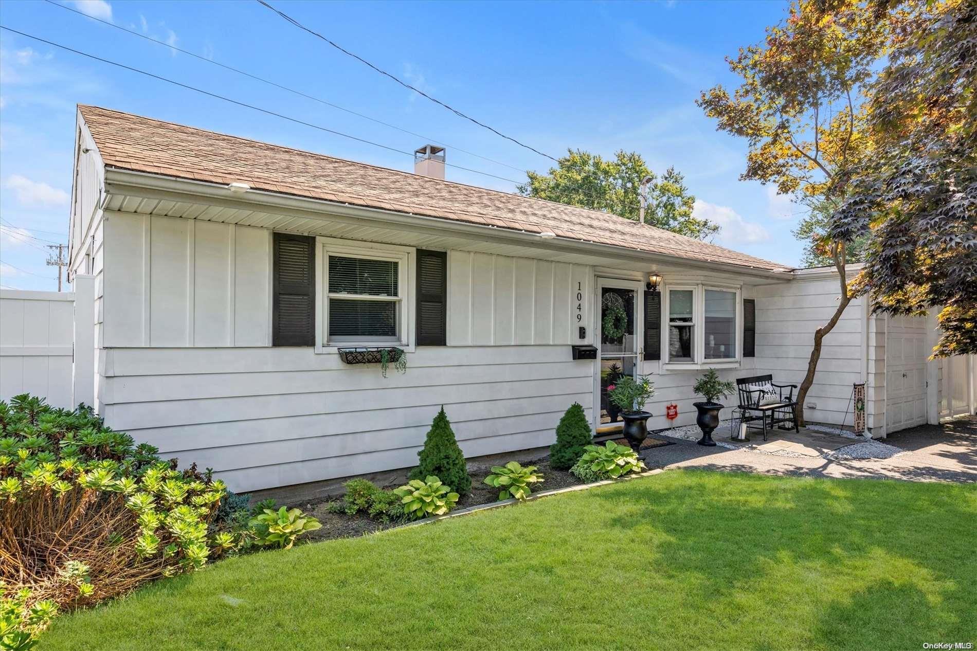 a view of a house with back yard