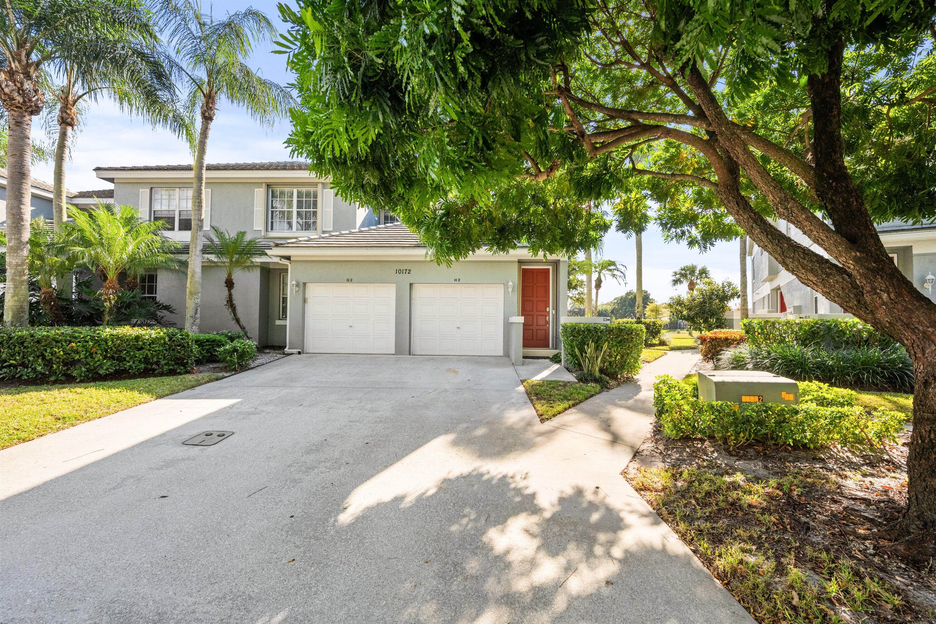 a view of a front of house with a yard