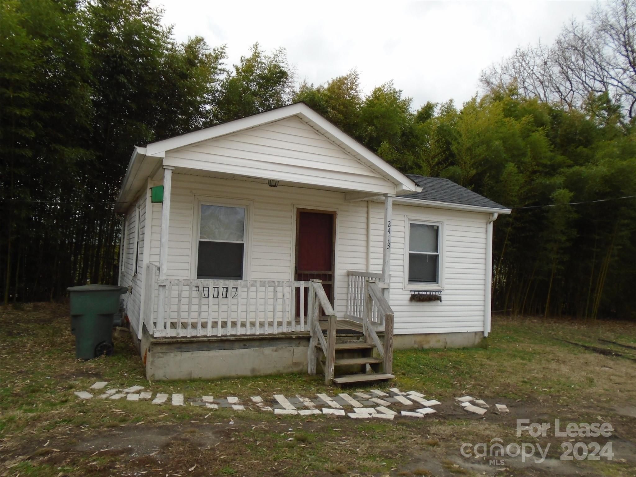 a view of house with a yard