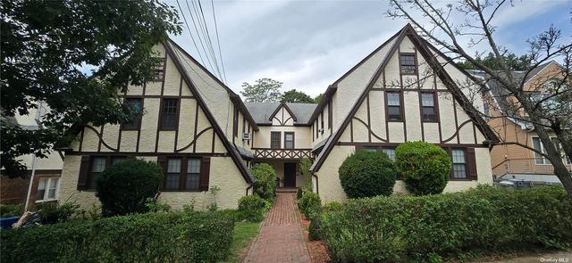 $2,450,000 | 43-20 Hamilton Place | Douglaston