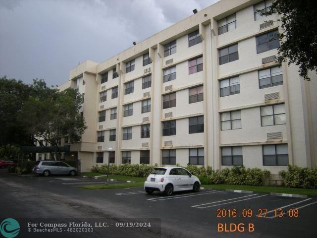 $1,400 | 2501 Riverside Drive, Unit 311 | Holiday Springs