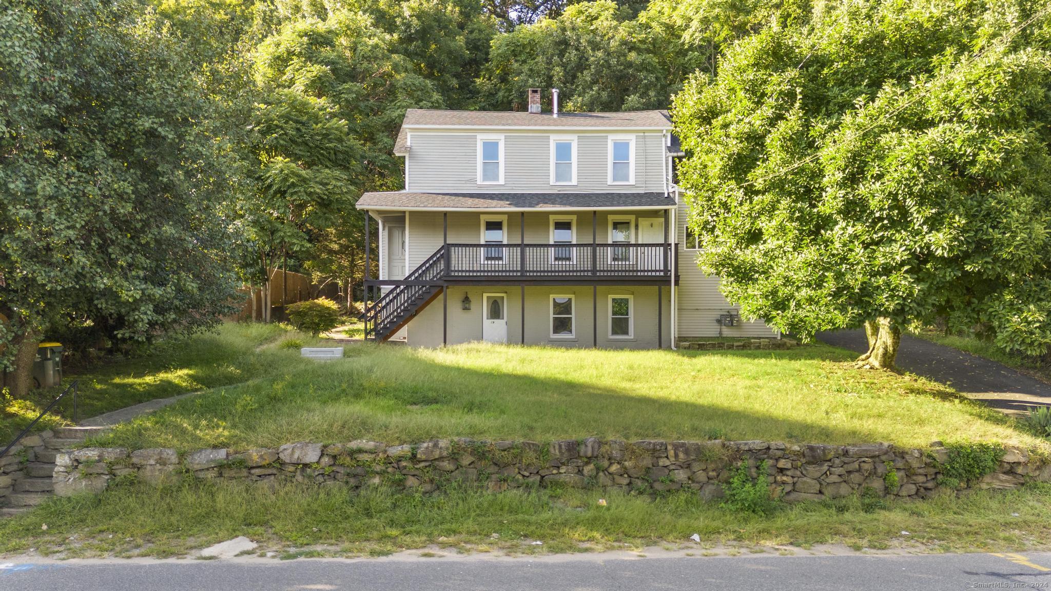 a view of a house with a yard