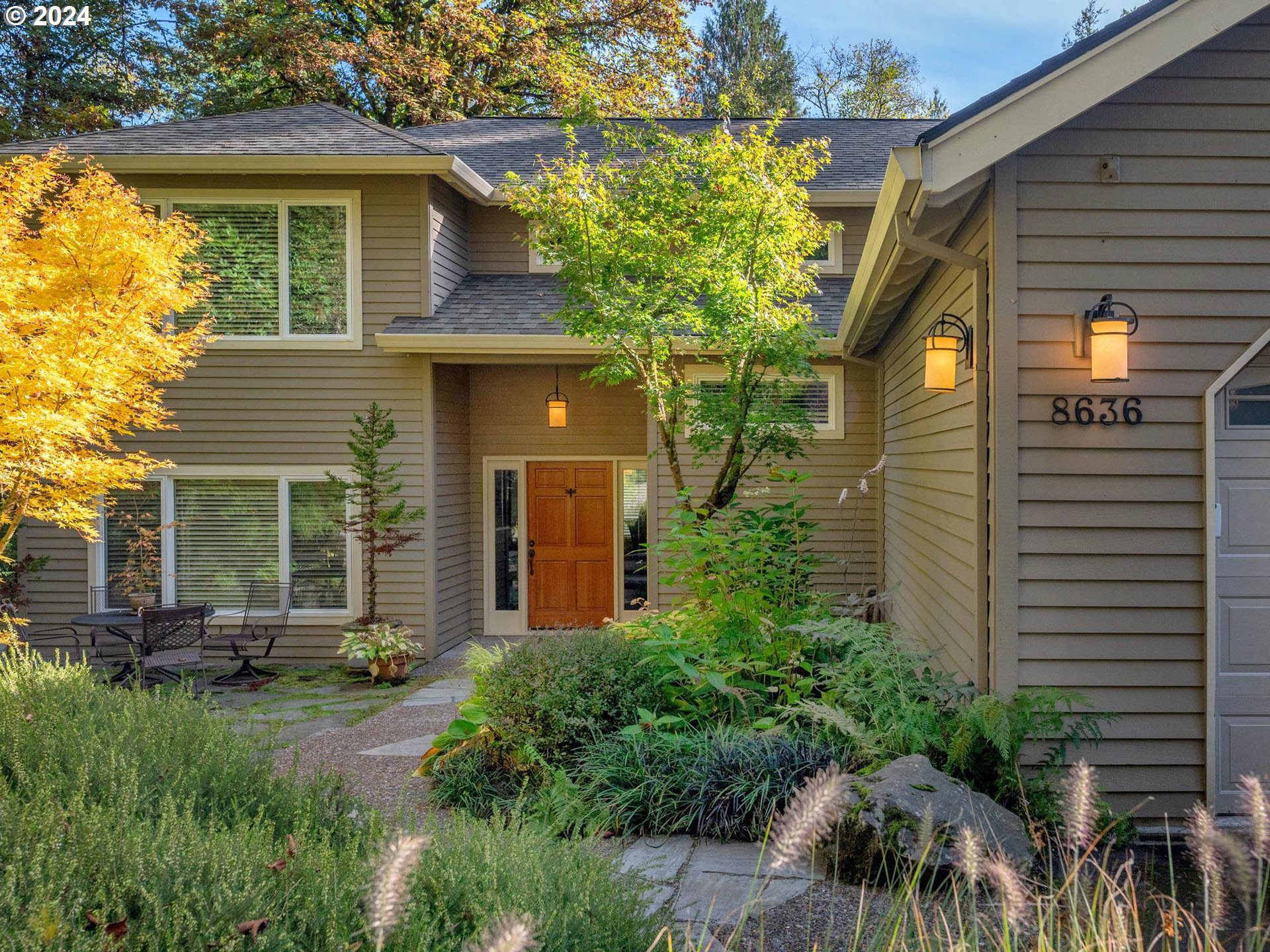 a view of a house with a yard