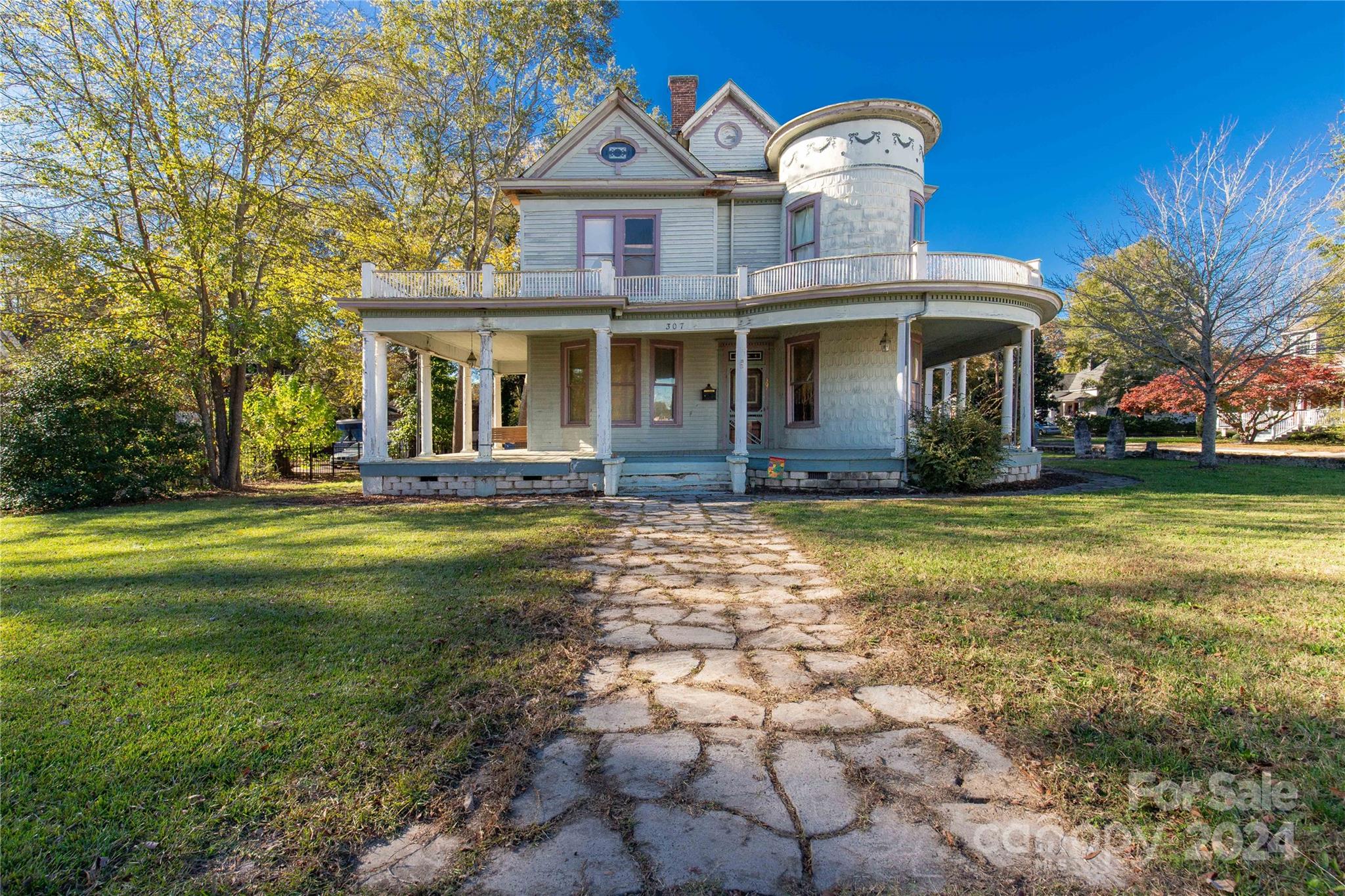 a front view of house with yard