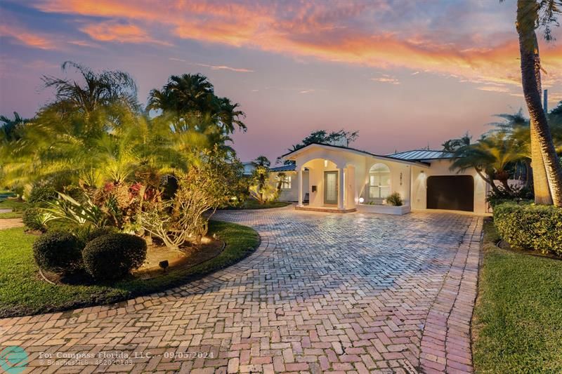 a view of a house with backyard and garden