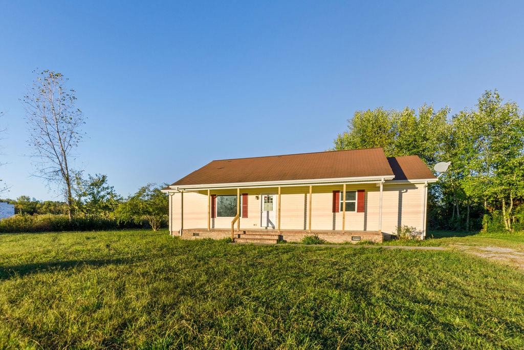 a view of a house with backyard and garden