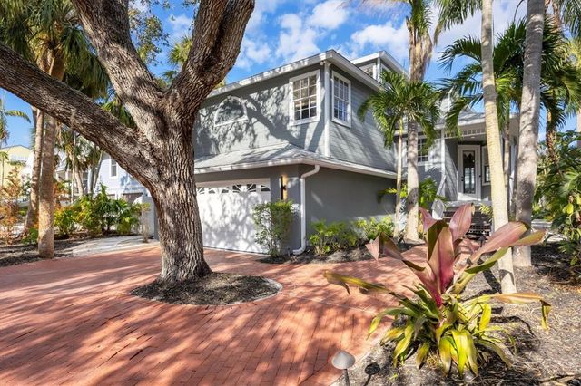 $2,095,000 | 5125 Oxford Drive | Siesta Beach