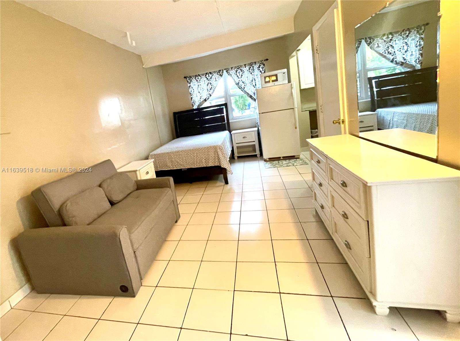 a en suite bathroom with a bathtub and mirror