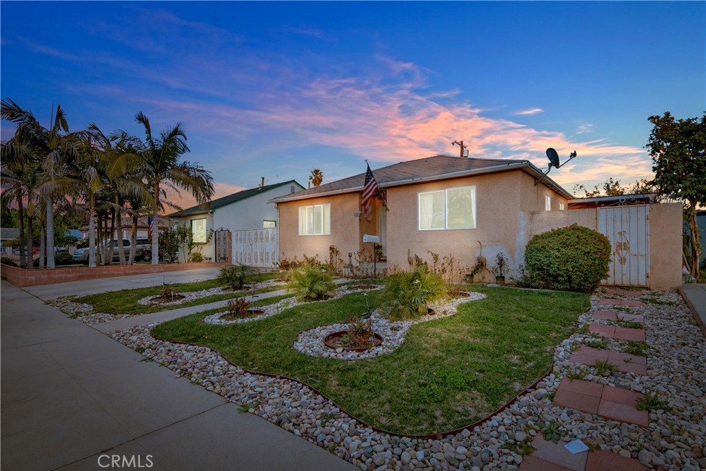 a view of a house with a backyard