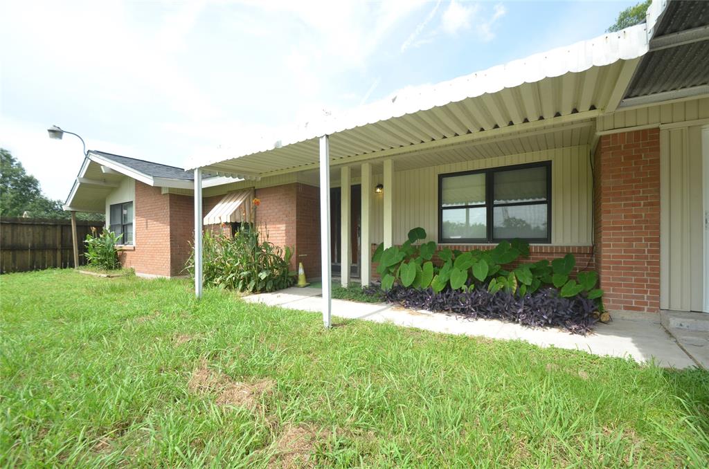 a view of a house with a yard and plants