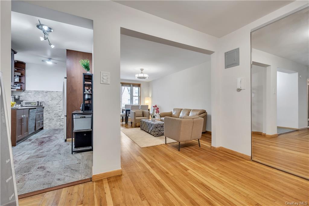 Entry Foyer,Living Rm & Kitchen