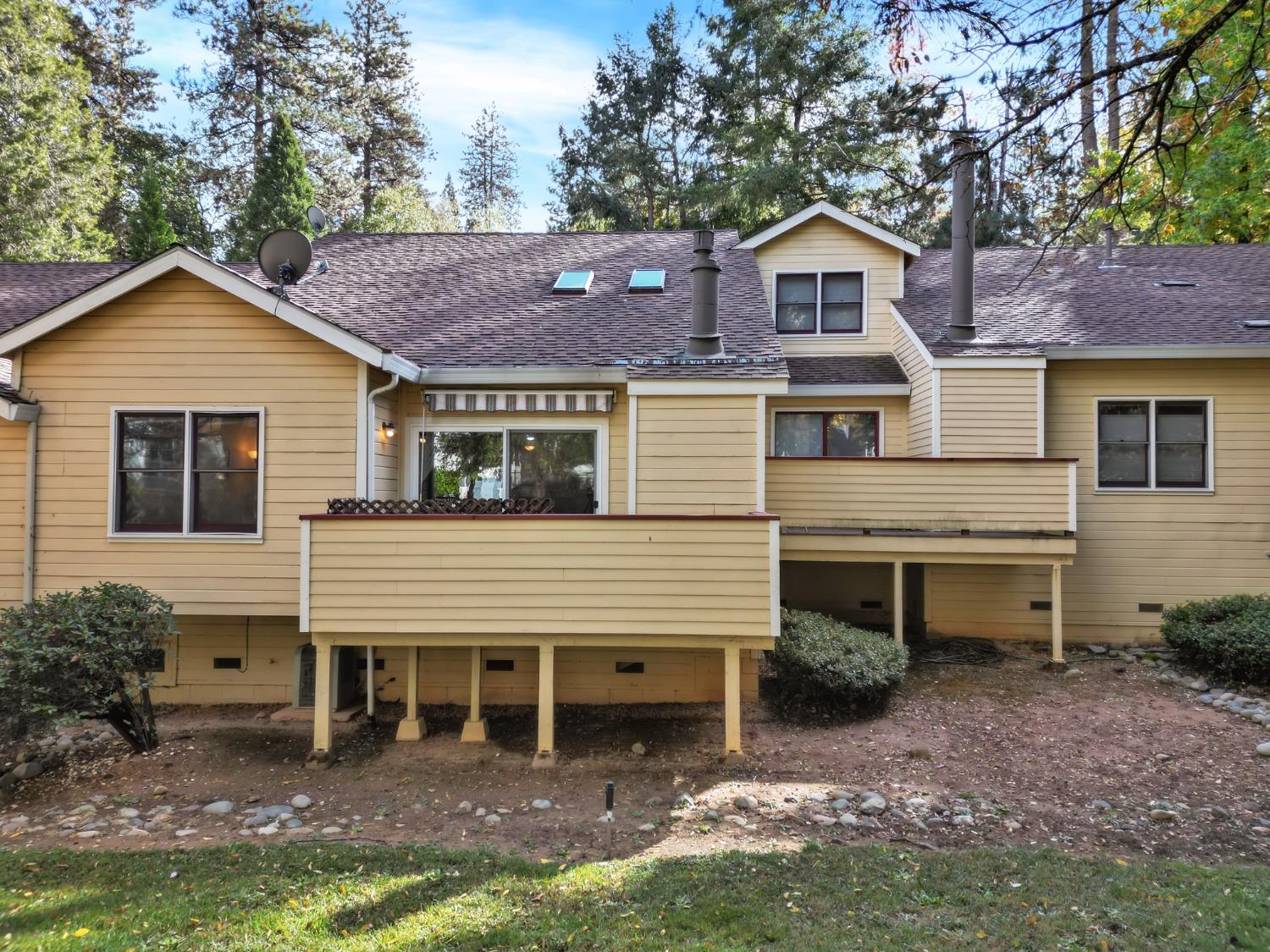 a view of a yard in front of house