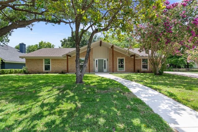 $430,000 | 9304 Country Lake Drive | North Lake Waco