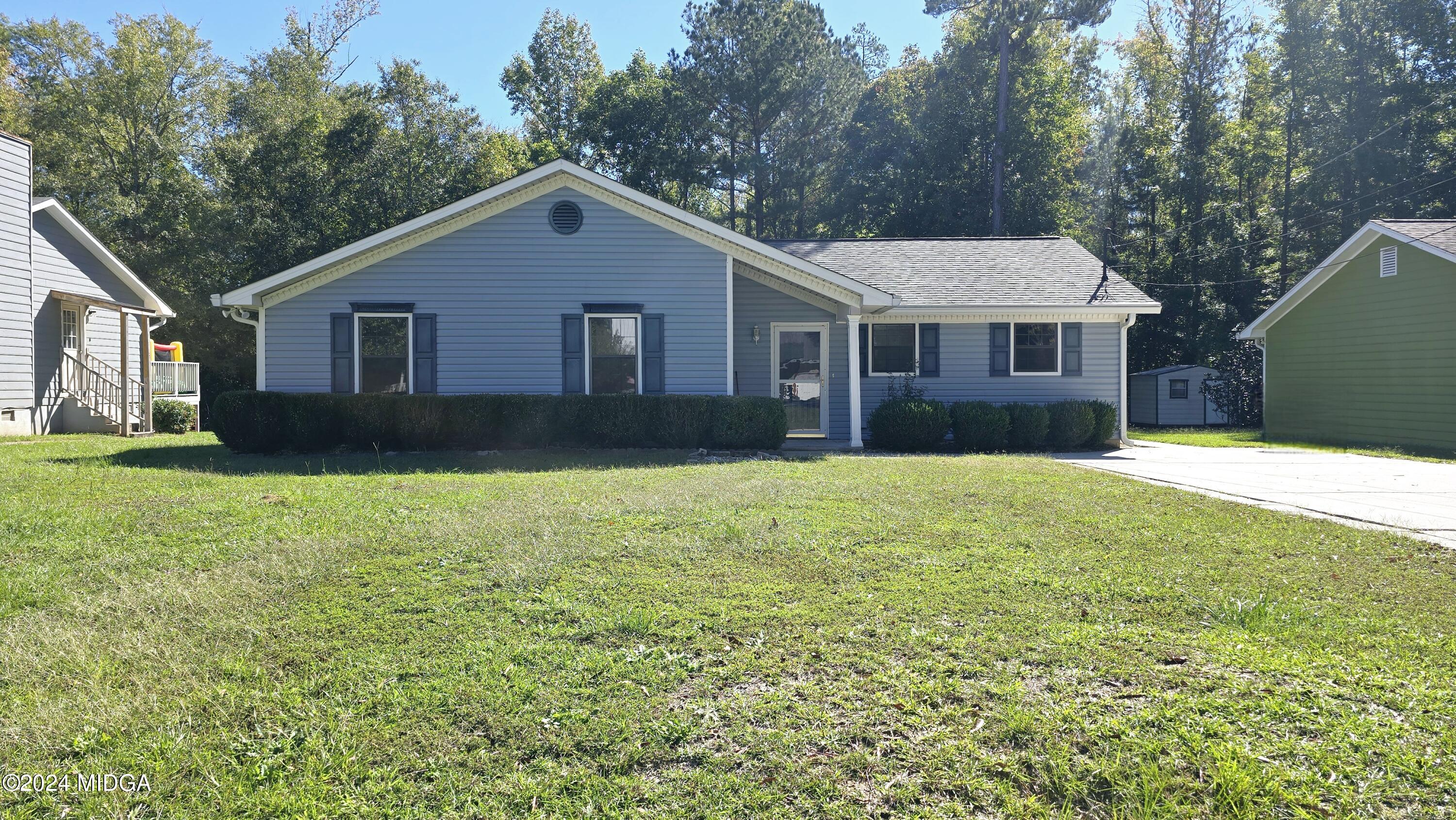 a house that is sitting in the middle of the yard