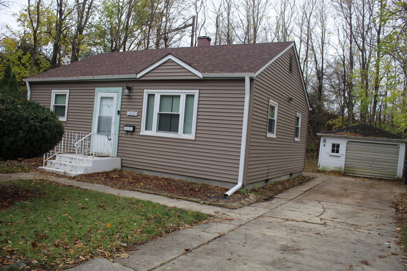 a view of a house with a yard