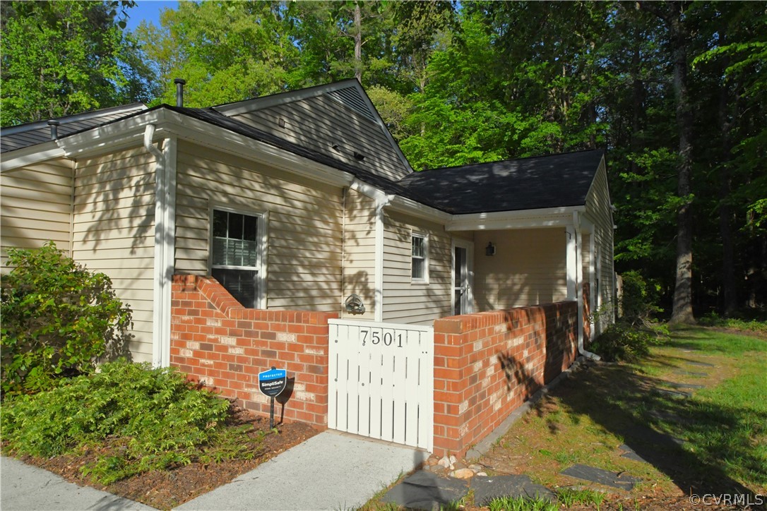 a view of a house with backyard