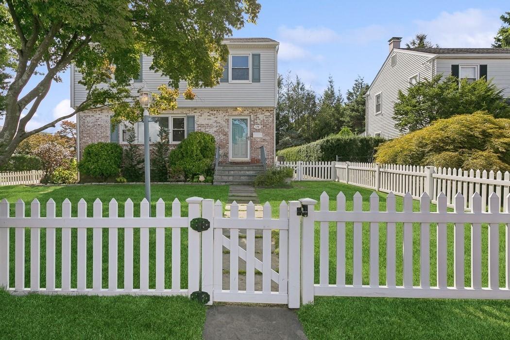 View of front facade featuring a front lawn