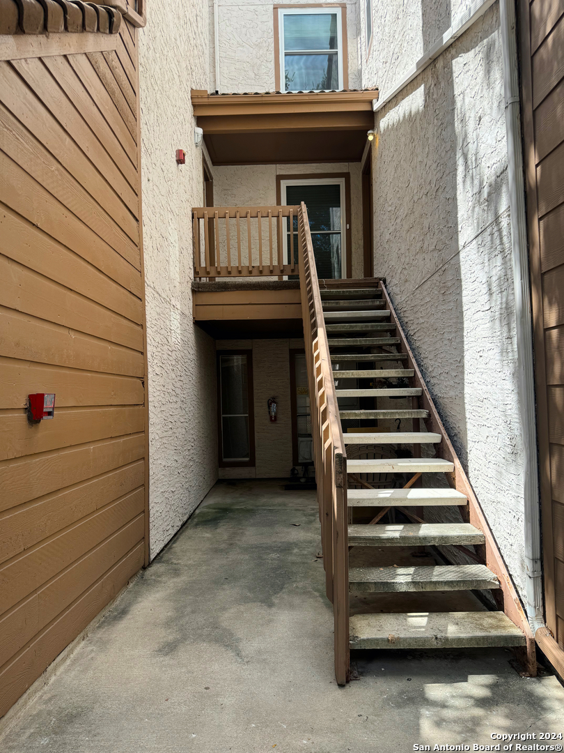 a view of entryway with a front door