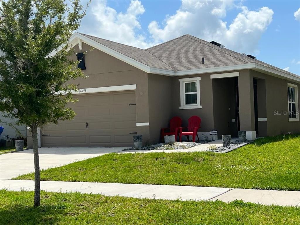 a view of a house with backyard