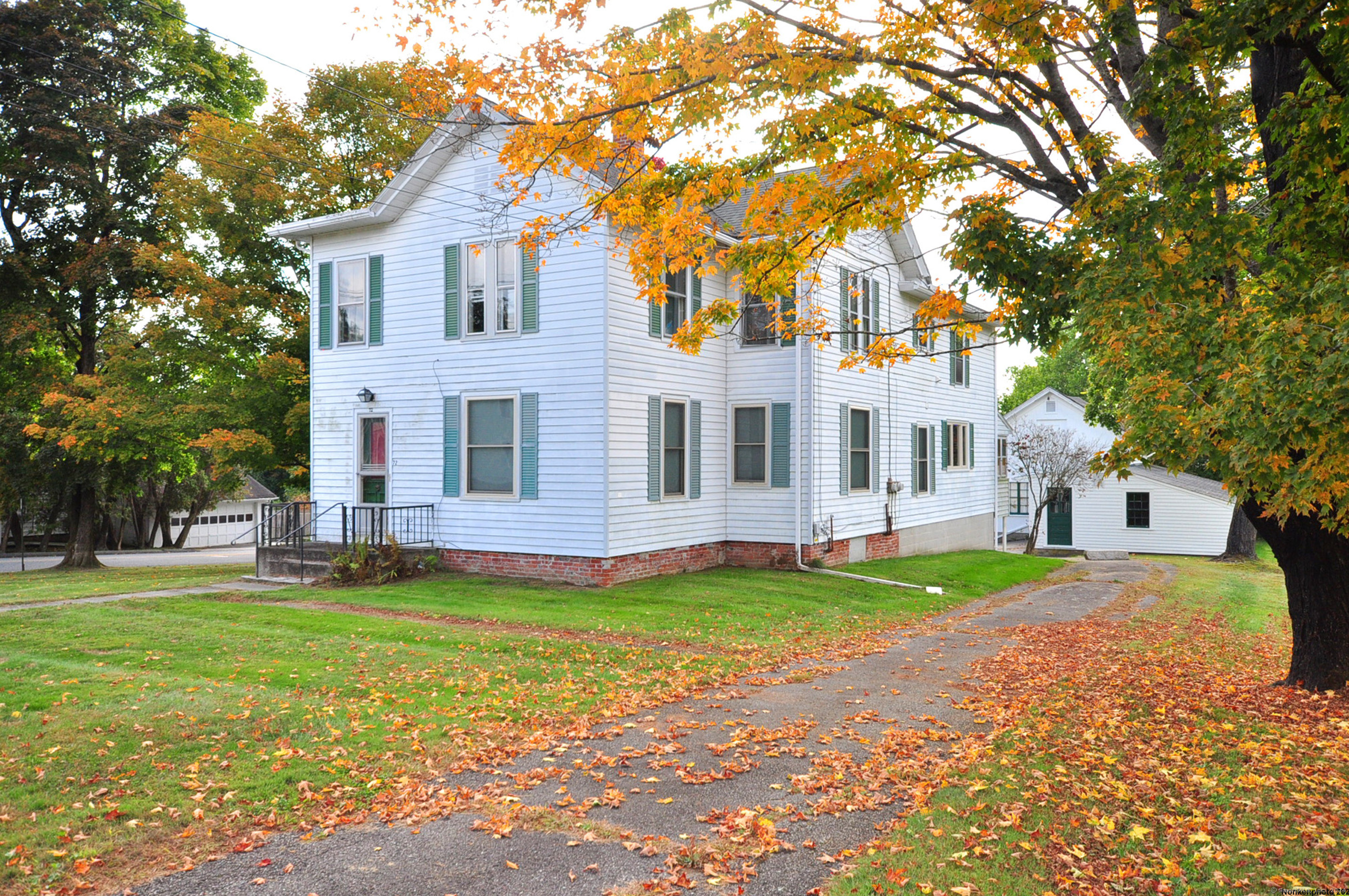 a view of a house with a yard