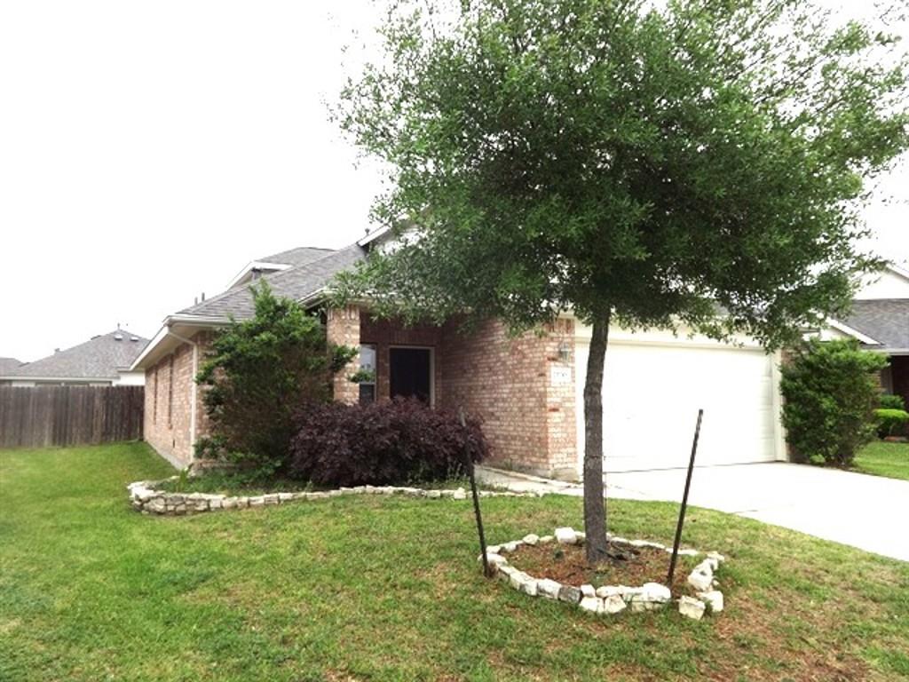 a view of a house with backyard