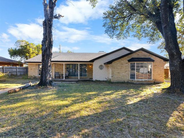 $275,000 | 1008 Sunset Drive | Ennis