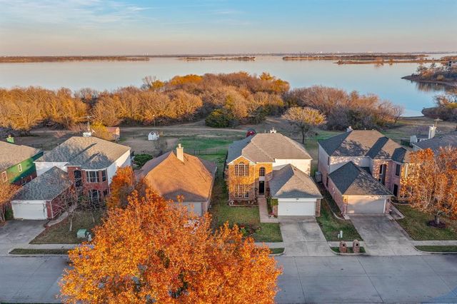 $575,000 | 907 Lake Bluff Drive | Lake Dallas