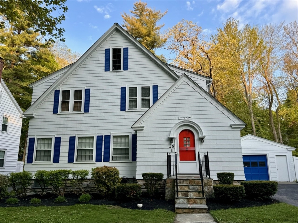 a view of house with a yard