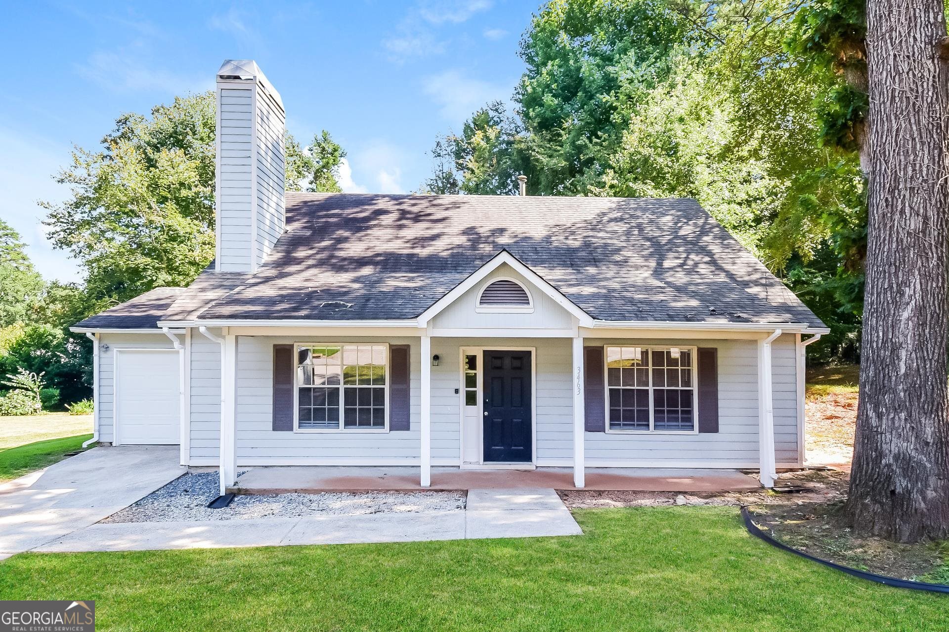 a view of front of a house with a yard