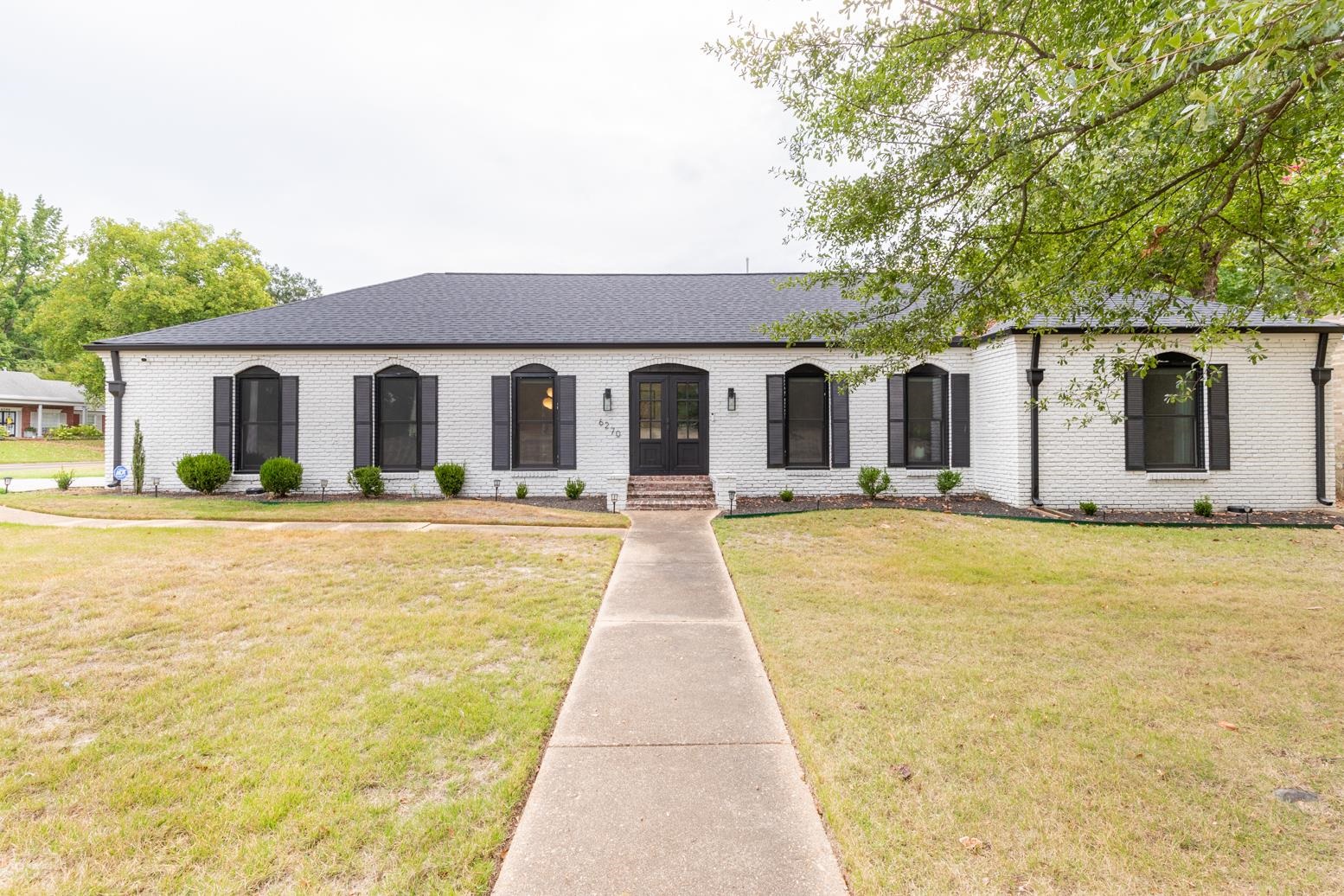 View of front of house featuring a front yard