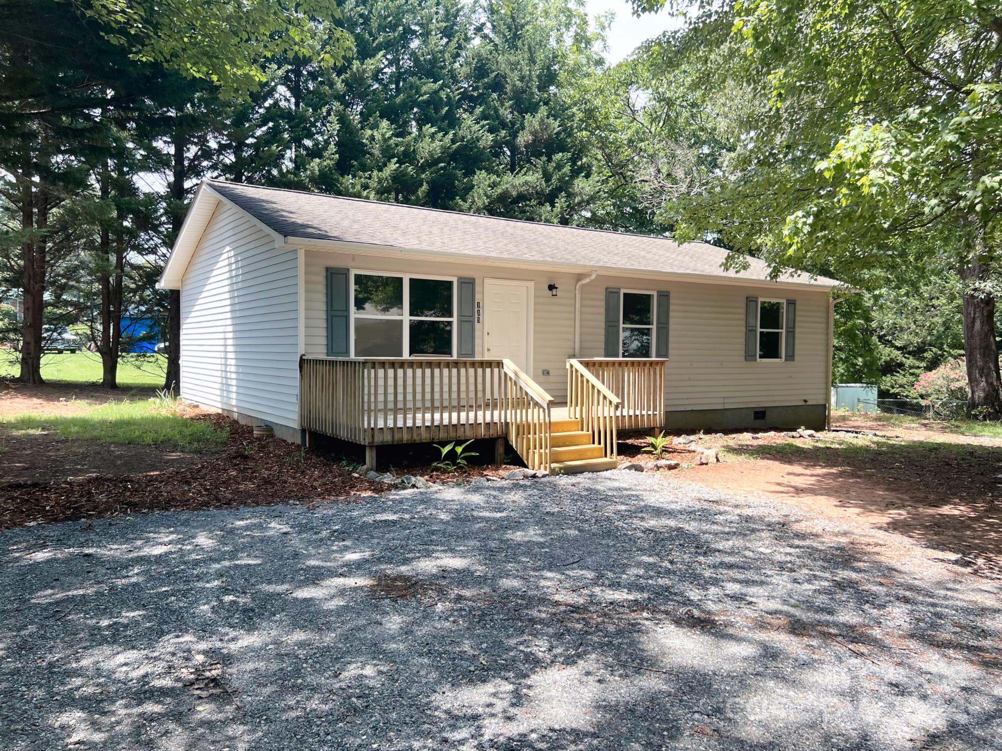 a view of a house with backyard