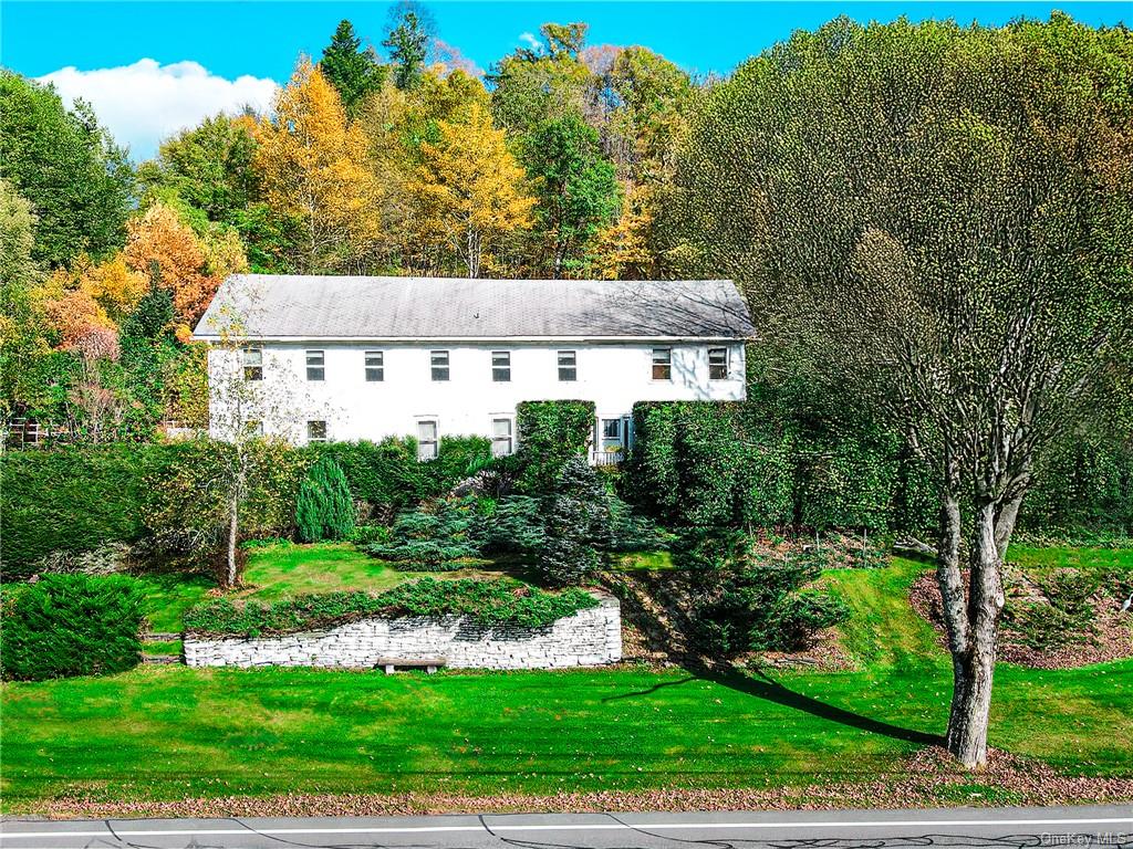 a view of house with a yard