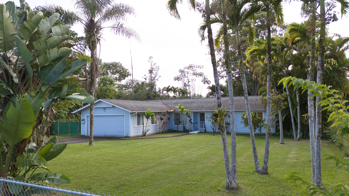 a view of a house with a backyard