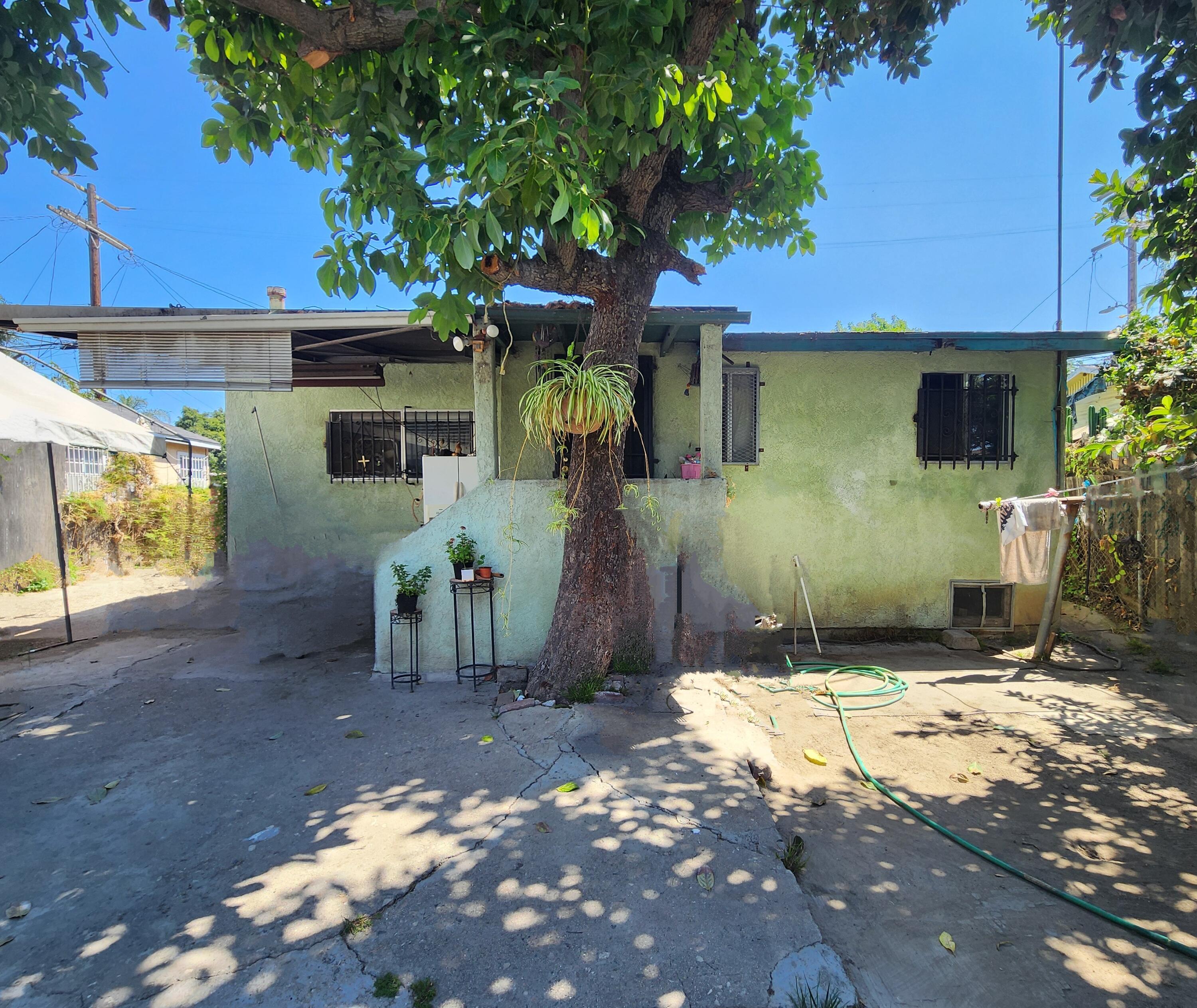 a view of a back yard of the house