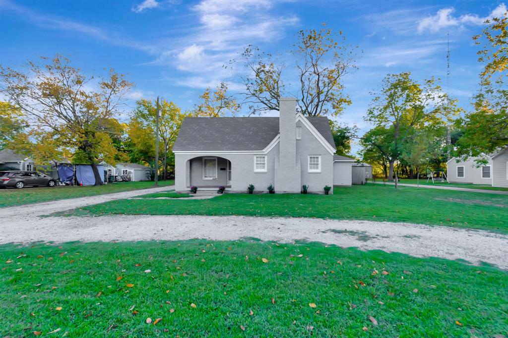 a view of a house with a yard