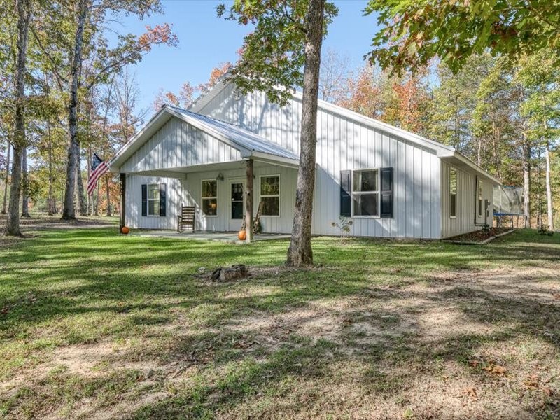 a view of a house with a backyard