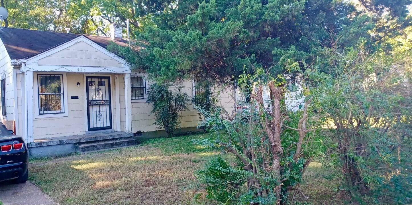 View of front facade with a front lawn