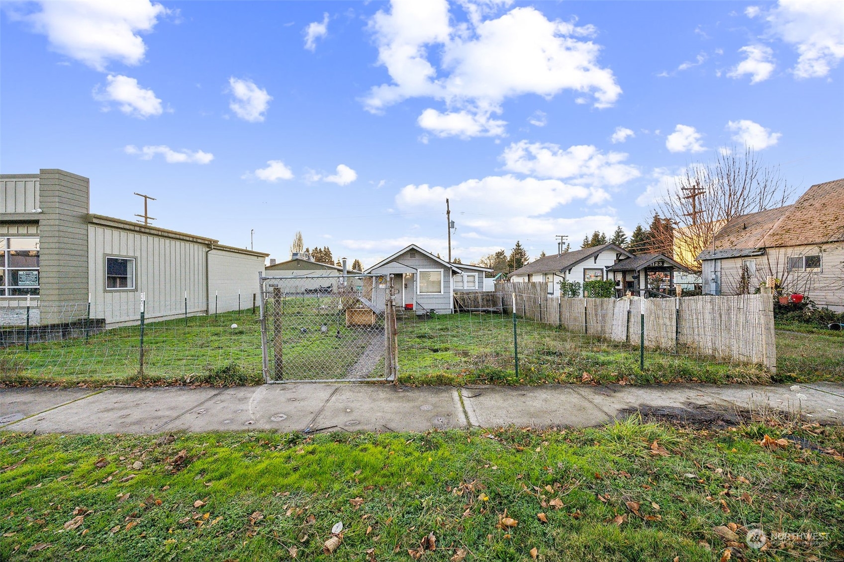 a view of a back yard