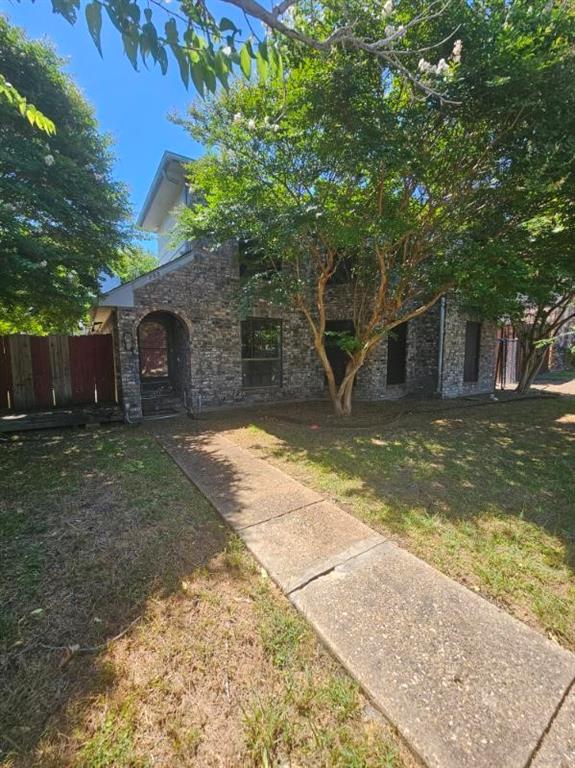 a view of a house with a yard