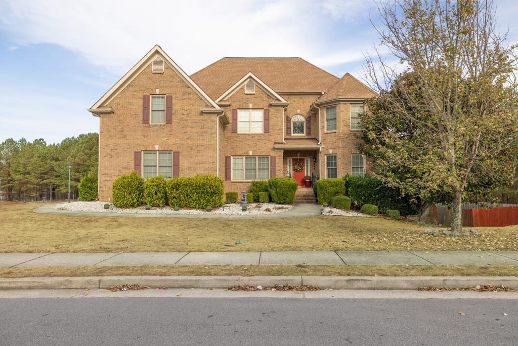 a view of a house with a yard