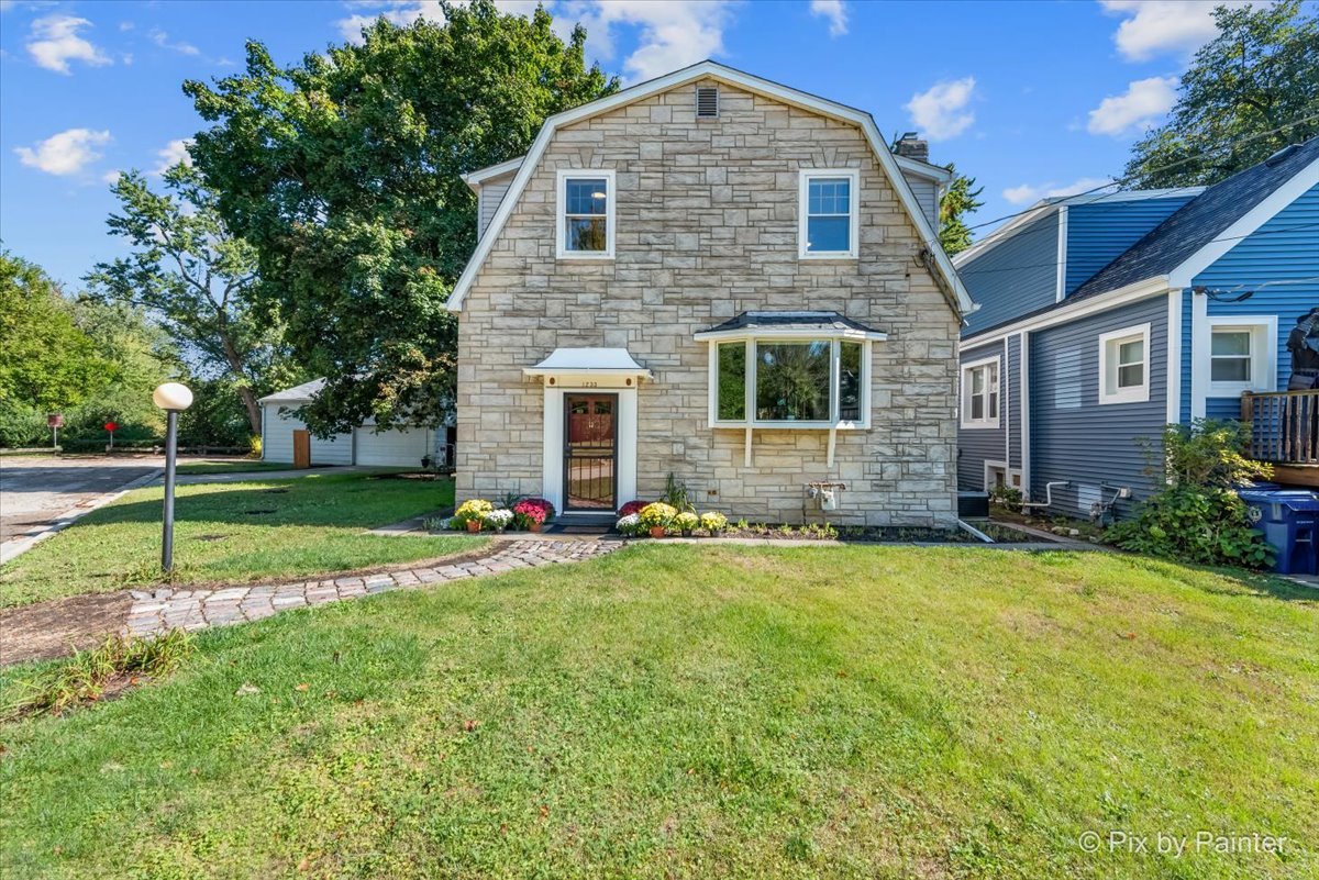 a view of a house with a backyard