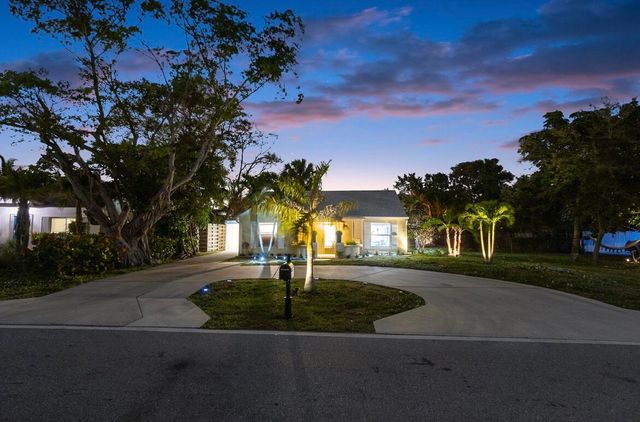 $1,399,000 | 727 South Lake Drive | East Central Boulevard