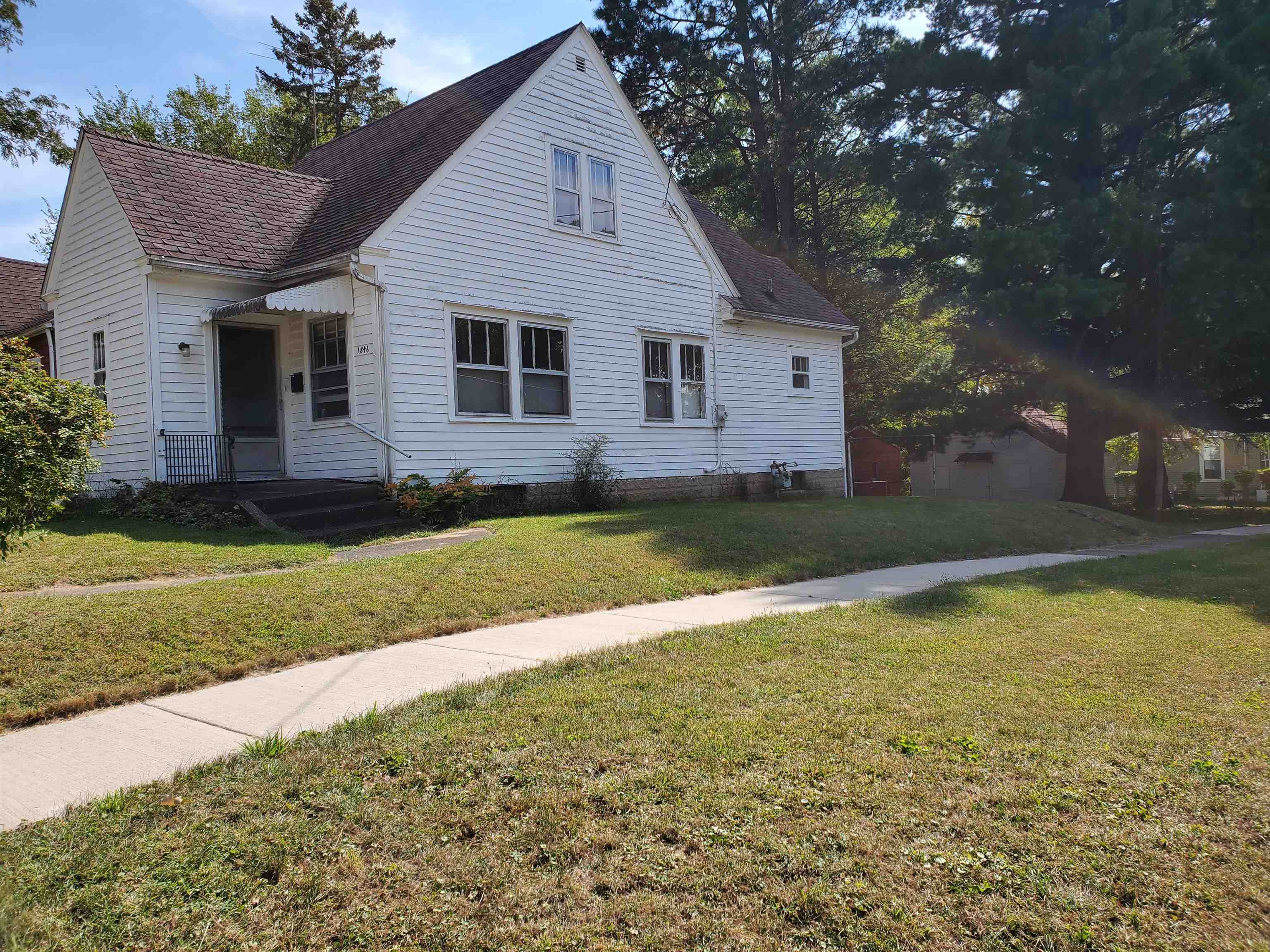 a view of a house with a yard