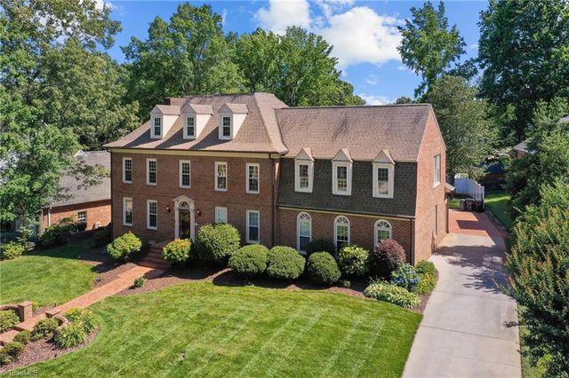 $795,000 | 418 Meadowood Drive | Burlington