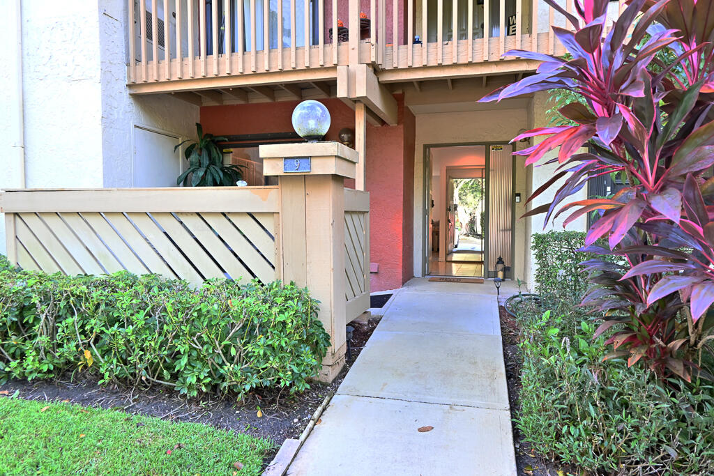 a view of a entrance of the house