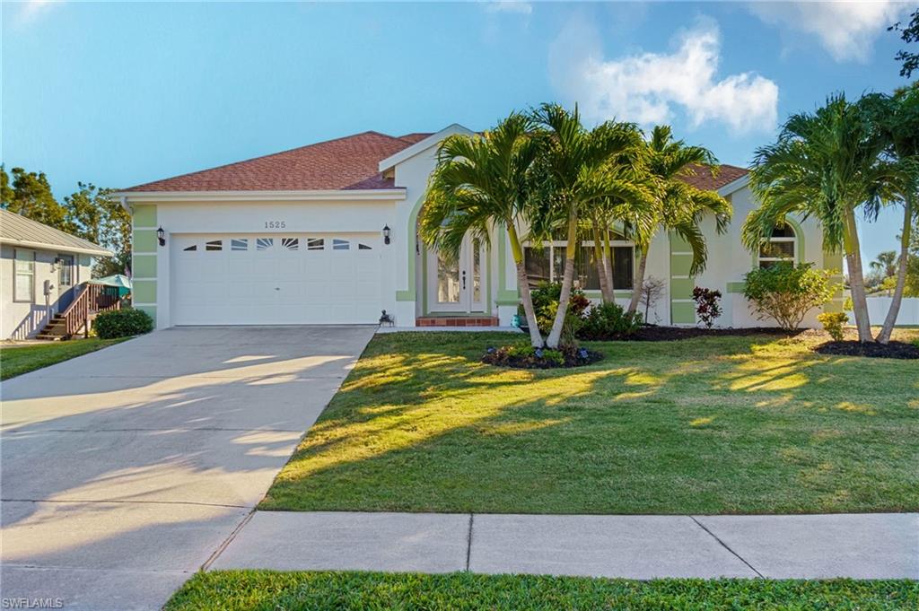 a view of a house with a yard