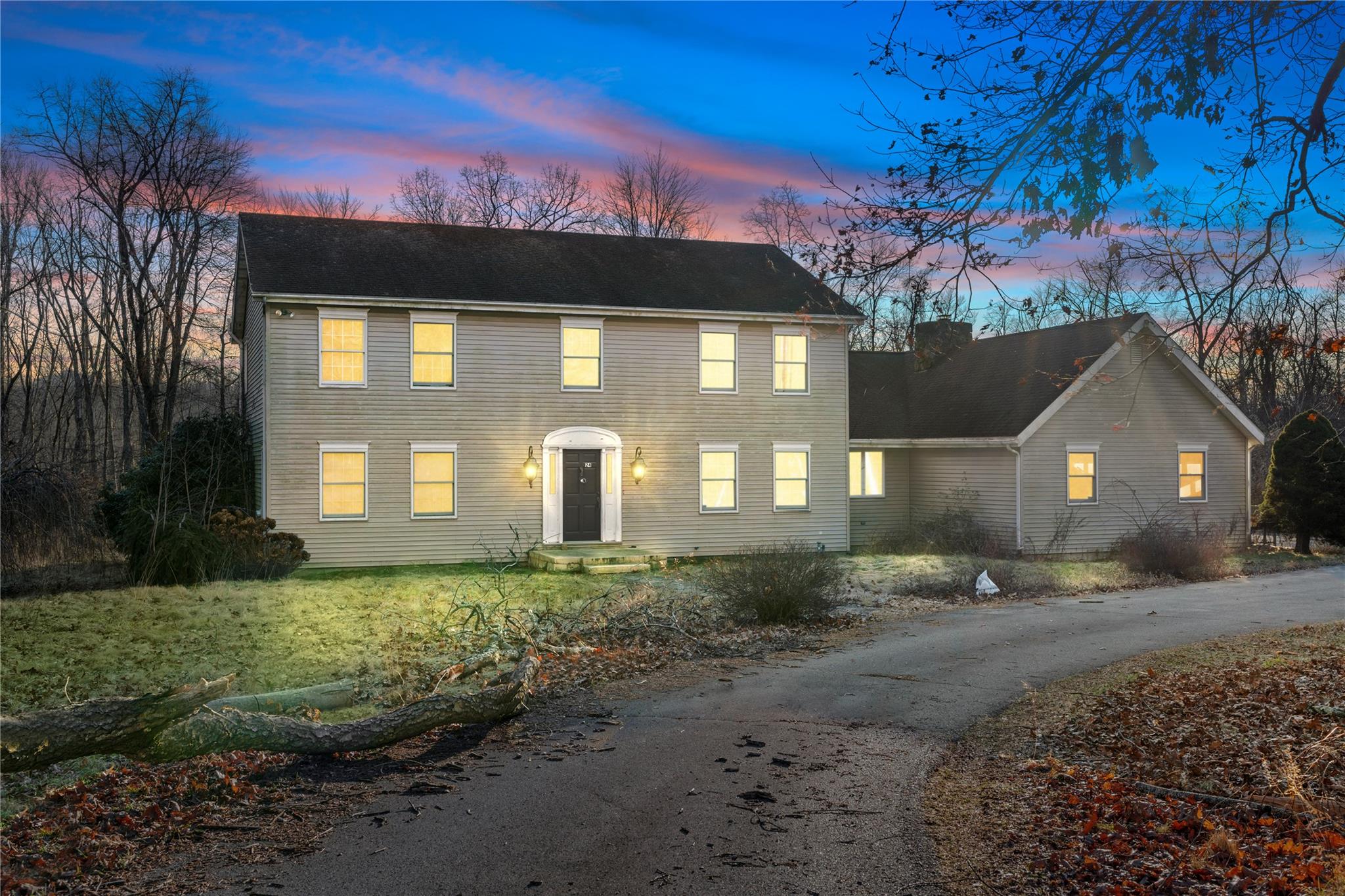 Colonial house featuring a lawn