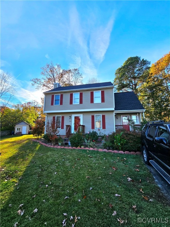 View of front facade featuring a front yard